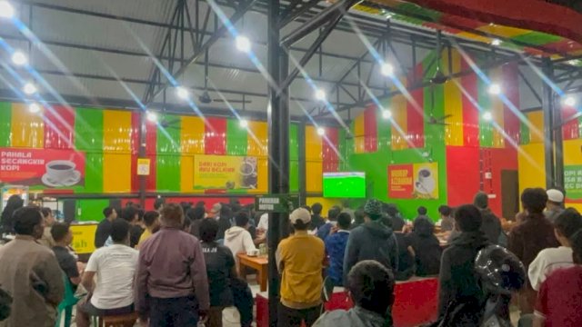 Antusias masyarakat saat menyaksikan semifinal Spanyol melawan Prancis, Rabu, (15/07/2026) dini hari di Warkop Azzahra, Pallangga. Kegiatan ini digelar oleh Kodim 1409/Gowa di 14 titik di wilayah Kabupaten Gowa. (Dok. Kodim 1409/Gowa) 