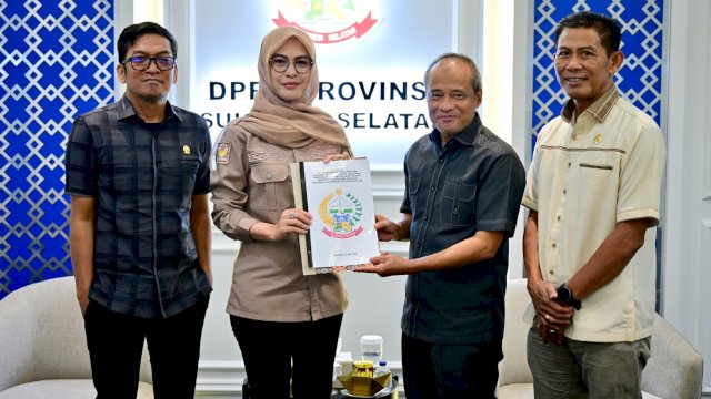 Enam fraksi di DPRD Sulsel menyerahkan dokumen perbaikan usulan hak angket CPI ke Ketua DPRD Sulsel, Andi Rachmatika Dewi, Rabu (15/7/2026). (Foto: Humas DPRD Sulsel)
