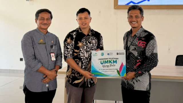 PLN menyerahkan bantuan secara simbolis kepada Yayasan TDA dan Pemerintah Kabupaten Bulukumba sebagai bentuk dukungan terhadap pelaksanaan program pelatihan UMKM Ujung Bulu. (Foto: Istimewa)