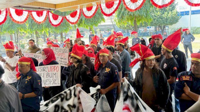 Massa yang tergabung dalam Komite Adat Budaya Peduli Tanah Ulayat menggeruduk kantor sementara DPRD Provinsi Sulawesi Selatan yang terletak di Jalan AP Pettarani, Makassar, Kamis (16/7/2026). (Foto: Istimewa)