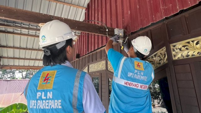 Ilustrasi petugas PLN saat melakukan penambahan daya pada kWh meter milik pelanggan di Kabupaten Sidrap, Sulawesi Selatan. (Foto: Istimewa)