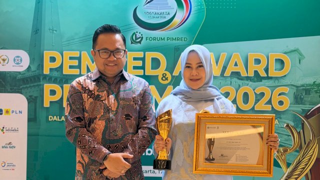 Ketua Komisi E DPRD Sulsel yang juga Ketua TP PKK Kabupaten Gowa, Andi Tenri Indah didampingi suaminya yang juga Wakil Bupati Gowa, Darmawangsyah Muin usai menerima penghargaan sebagai legislator terbaik bidang komunikasi dan informasi publik pada HUT ke-3 Forum Pimpinan Redaksi Multimedia Indonesia, di Hotel Alana Yogyakarta, Sabtu (18/7/2026). (Dok. Humas Gowa)