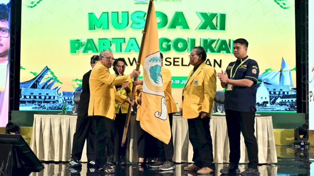 Ilham Arief Sirajuddin (IAS) resmi memimpin DPD I Golkar Sulsel periode 2026-2031 setelah menerima pataka Partai Golkar dalam penutupan Musda XI Golkar Sulsel di Hotel Claro, Jalan AP Pettarani, Makassar, Sabtu (18/7/2026). (Foto: Istimewa)