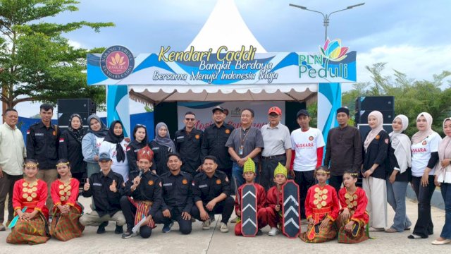 Wakil Wali Kota Kendari, Sudirman (tengah), berfoto bersama peserta pada penutupan Program TJSL Penguatan UMKM Kendari Caddi. (Foto: Istimewa)