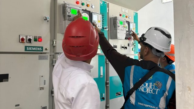 Petugas PLN saat melakukan energisasi (energize) pada PLTM Salu Noling. (Dok. Humas PLN UIP Sulawesi) 