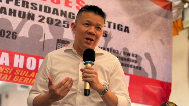 Anggota DPRD Sulsel, Edward Wijaya Horas saat menggelar kegiatan reses masa persidangan ketiga Tahun Anggaran 2025-2026 di Jalan Haji Bora, Kelurahan Bulogading, Kecamatan Ujung Pandang, Kota Makassar, Jumat (24/7/2026). (Foto: Istimewa)