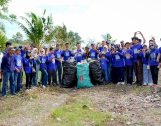 Bakti Sosial DPC Demokrat Sinjai, Bersihkan Pantai Hingga Pemeriksaan Kesehatan Gratis