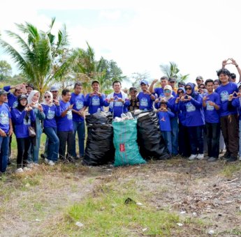 Bakti Sosial DPC Demokrat Sinjai, Bersihkan Pantai Hingga Pemeriksaan Kesehatan Gratis
