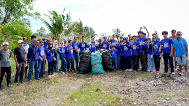 DPC Partai Demokrat Sinjai saat menggelar aksi bakti sosial di kawasan Pantai Bulokkong, Desa Bua, Kecamatan Tellulimpoe, Kabupaten Sinjai, Minggu (26/7/2026). (Foto: Istimewa)