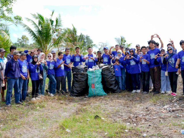 Bakti Sosial DPC Demokrat Sinjai, Bersihkan Pantai Hingga Pemeriksaan Kesehatan Gratis