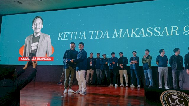 Founder Kopi Ogud dan Bakmie Harian yang juga Ketua TDA Makassar 9.0 Periode 2026-2029, A. Muh Resa Erlangga saat menerima mandat simbolik dari Mantan Ketua TDA Makassar 8.0, Firmansyah Datu di sela-sela rangkaian TDA Miles 2026, di Dian Auditorium, Universitas Ciputra Makassar, Minggu, (20/07/2026) malam kemarin. (Dok. Chaerani/Republiknews.co.id)