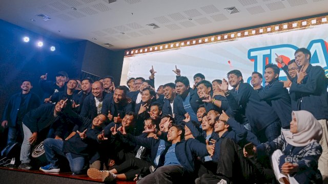 Pengurus TDA Makassar 8.0 berfoto bersama di sela-sela pelaksanaan TDA Miles 2026, di Dian Auditorium Universitas Ciputra Makassar, Minggu (26/07/2026) malam kemarin. (Dok. Chaerani/Republiknews.co.id)