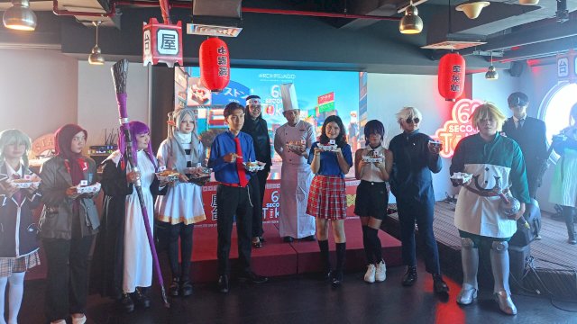 Aston Makassar libatkan Komunitas Cosplay Jepang dalam memeriahkan peluncuran program kuliner 60 Second to Tokyo, di D'Lounge Lantai 19 Hotel Aston, Selasa, (28/07/2026). (Dok. Chaerani/Republiknews.co.id)
