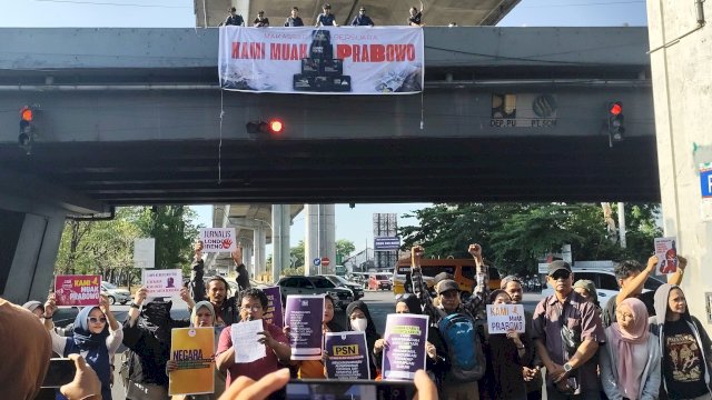AJI Makassar, organisasi profesi, pers kampus hingga OMS di Sulsel melakukan aksi protes sebagai respon atas tudingan Presiden RI Prabowo Subiato yang menilai pengkritik sebagai Londo Ireng atau pengkhianat bangsa, di Jalan Urip Sumoharjo, Selasa, (28/07/2026). (Dok. Istimewa) 