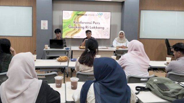 Tim Kerja Gaukang Ri Lakkang menggelar konferensi pers di Fakultas Ilmu Pendidikan, Universitas Negeri Makassar, Minggu (12/7/2026). (Foto: Istimewa)