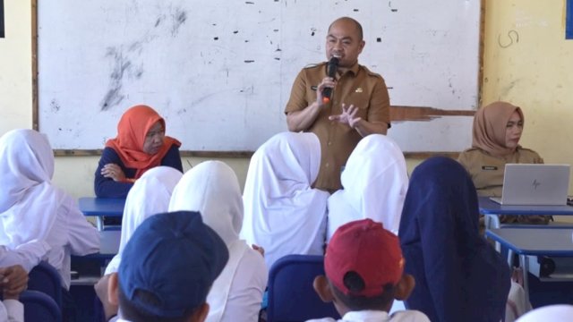 Dinas Kominfo Makassar menggelar program Diskominfotik Goes to School di SMP 42 Bonetambo Kepulauan Sangkarrang,Selasa (28/7/2026). (Foto: Istimewa)