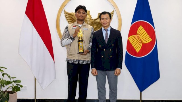 Herson Rasyha Wilajaya (kiri), pelajar SMP IT Al Biruni Mandiri, Kota Makassar, berhasil menjuarai ajang bergengsi ALOHA, Mental Arithmetic Internasional yang dipusatkan di Panama, Amerika Tengah. (Foto: Istimewa)