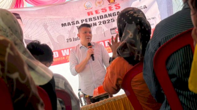 Anggota DPRD Sulsel, Edward Wijaya Horas saat menggelar kegiatan reses masa persidangan ketiga Tahun Anggaran 2025-2026 di Jalan Cakalang, Kelurahan Totaka, Kecamatan Ujung Tanah, Kota Makassar, Rabu (29/7/2026). (Foto: Istimewa)