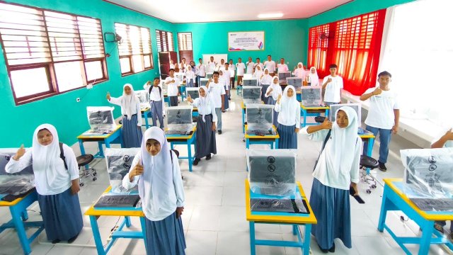 Melakukan pembelajaran praktik TIK kini makin mudah bagi siswa dan tenaga pendidik di SMKN 1 Konawe Utara setelah mendapatkan bantuan komputer dari PLN UIP Sulawesi melalui program TJSL. (Dok. Humas PLN UIP Sulawesi) 