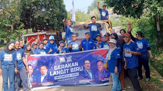 Pengurus dan kader DPC Partai Demokrat Kabupaten Luwu Timur melaksanakan kegiatan kerja bakti bersih lingkungan dan drainase jalan di Desa Baruga, Kecamatan Malili, Kabupaten Luwu Timur, Jumat (31/7/2026). (Foto: Istimewa)