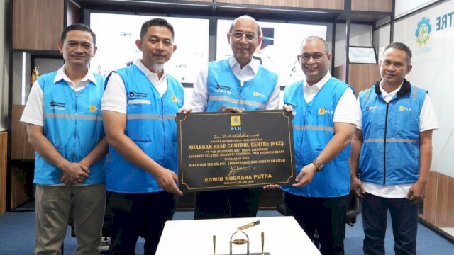 Jajaran manajemen menunjukkan prasasti peresmian HSSE Control Center PLN UID Sulselrabar dalam rangkaian Board of Directors (BOD) Safety Walkdown di Makassar, Rabu (29/7/2026). (Foto: Istimewa)