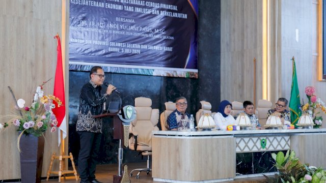 Kepala OJK Sulselbar Moch Muchlasin saat memberikan sambutan pada Edukasi Keuangan untuk Masyarakat Cerdas Finansial Menuju Kesejahteraan Ekonomi yang Inklusif dan Berkelanjutan, di Kabupaten Barru, kemarin. (Dok. Otoritas Jasa Keuangan) 