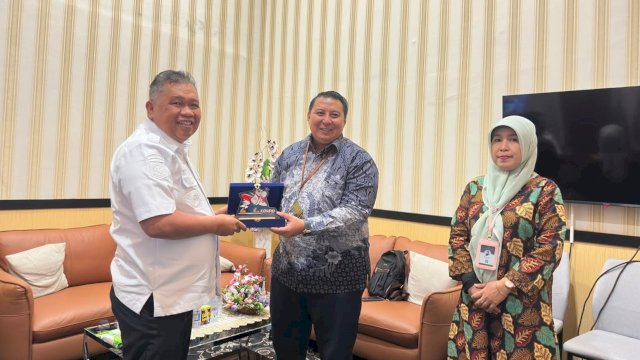 Pelaksana Tugas Kepala KPPU Makassar, Charisma Desta Ardiansyah, didampingi Kepala Bagian Administrasi Dahliana Tanur (kanan) bersama Bupati Takalar, Mohammad Firdaus Daeng Manye (kiri), dalam pertemuan di Ruang Kerja Bupati Takalar, di Kantor Bupati Takalar, Rabu, (29/07/2026) kemarin. (Dok. Humas KPPU Makassar) 