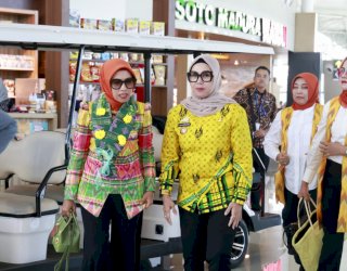 Bupati Barru Sambut Kedatangan Penasehat DWP Kementerian ESDM di Bandara Sultan Hasanuddin