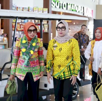 Bupati Barru Sambut Kedatangan Penasehat DWP Kementerian ESDM di Bandara Sultan Hasanuddin