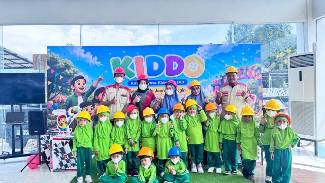 Anak-anak dari berbagai sekolah di Makassar menikmati pengalaman seru dan bermakna di Hari Anak Nasional melalui Kalla Toyota Kids Day Out (KIDDO), kemarin. (Dok. Kalla Toyota) 