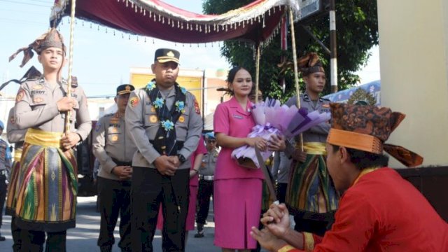 Prosesi penyambutan Kapolres Bulukumba yang baru, AKBP Stephanus Luckyto Andri Wicaksono bersama Ketua Bhayangkari Bulukumba, Ny. Indah Luckyto. [IST]