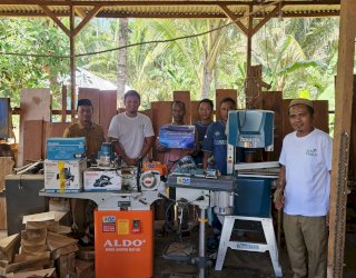 PLN UIP Sulawesi Bantu Peralatan Produksi ke Pelaku Usaha Mebel di Pohuwato