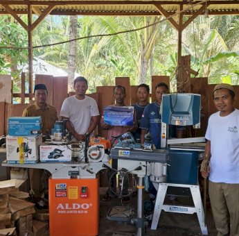 PLN UIP Sulawesi Bantu Peralatan Produksi ke Pelaku Usaha Mebel di Pohuwato