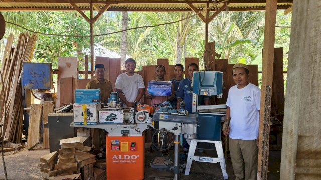 Melalui program TJSL, PLN UIP Sulawesi memberikan bantuan peralatan produksi mebel kepada UMKM Bulangita Kreatif, di Desa Bulangita, Kecamatan Marisa, Kabupaten Pohuwato, Provinsi Gorontalo, Selasa, 28 Juli 2026 lalu. (Dok. Humas PLN UIP Sulawesi) 