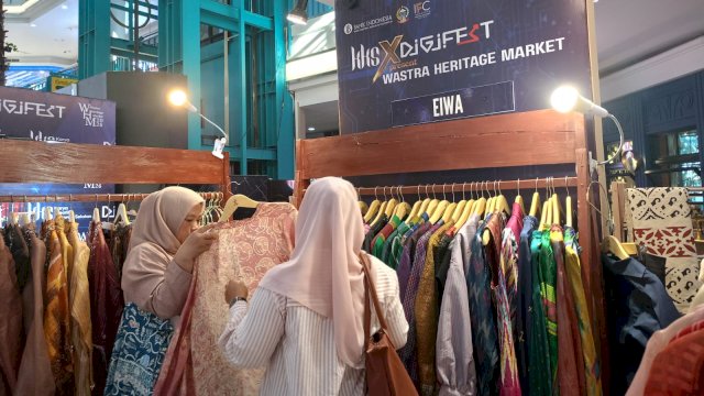 Salah satu pengunjung KKS x DIGIFEST 2026 di Atrium MaRI Makassar saat melihat produk UMKM fashion, Minggu, (02/08/2026) kemarin. (Dok. Chaerani/Republiknews.co.id) 