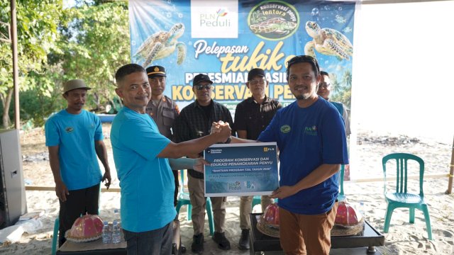 PLN UIP Sulawesi melalui program TJSL memberikan bantuan konservasi dan edukasi penangkaran kayu kepada Kelompok Konservasi Penyu Lentora, di kawasan Pesisir Pantai Lentora, Desa Mapane Tambu, Kecamatan Balaesang, Kabupaten Donggala, Sulawesi Tengah, pada Kamis, 30 Juli 2026 lalu. (Dok. Humas PLN UIP Sulawesi) 