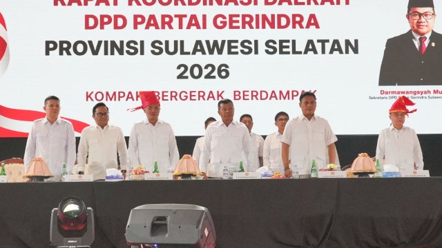 Sekretaris DPD Partai Gerindra Sulawesi Selatan, Darmawangsyah Muin (kedua kiri) saat menghadiri Rakorda Partai Gerindra Sulsel, di Upper Hills Convention Center Makassar, Selasa (4/8/2026). (Foto: Istimewa)