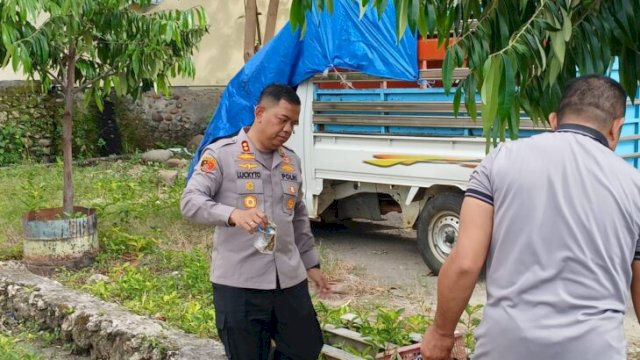 Kapolres Bulukumba AKBP Stephanus Luckyto Andri Wicaksono turut serta dalam kegiatan bersih bersih Mako Polres Bulukumba usai memimpin apel perdana nya. [IST]