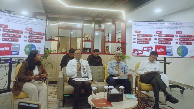 Kepala OJK Sulselbar, Moch. Muchlasin didampingi (kedua kiri) didampingi Kepala Direktorat Pengawasan Perilaku PUJK, Edukasi, dan Perlindungan Konsumen dan Perizinan LJK, Arif Machfoed, dan Kepala Direktorat Pengawasan Lembaga Jasa Keuangan, Ahmad Murad, dalam Media Breafing Kondisi Sektor Jasa Keuangan di Sulawesi Selatan, di Kantor OJK Sulselbar, kemarin. (Dok. Chaerani/Republiknews.co.id)