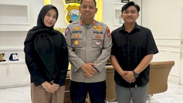 Kapolres Bulukumba AKBP Stephanus Luckyto Andri Wicaksono memberikan penghargaan dan apresiasi secara langsung kepada Andi Matahari Tenriesa, Juara Film AI Nasional. [IST]