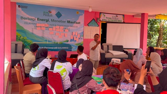 Puluhan peserta mengikuti Pelatihan Pengelolaan dan Pemasaran Digital bagi pelaku UMKM BUMDes Mattiro Bulu, di Desa Bonto Tiro, Kecamatan Sinoa, Kabupaten Bantaeng, kemarin. Kegiatan yang digelar PLN UIP Sulawesi merupakan bagian dari program "Berbagi Energi, Menebar Manfaat". (Dok. Humas PLN UIP Sulawesi) 