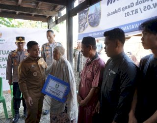 Tasming Hamid dan Baznas Salurkan Bantuan Korban Kebakaran Sumur Jodoh, Juhena Haru Menangis