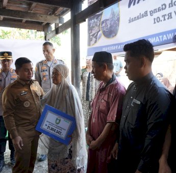 Tasming Hamid dan Baznas Salurkan Bantuan Korban Kebakaran Sumur Jodoh, Juhena Haru Menangis
