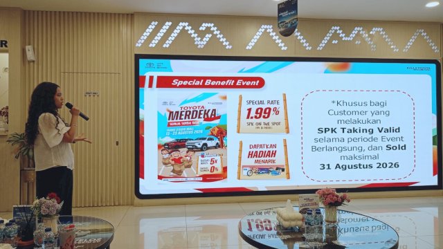 Strategic Marketing Associates Kalla Toyota, Rania Hamidah Zumadi saat menjelaskan event dan program Kalla Toyota, di sela-sela Prescon Toyota Merdeka, di Showroom Kalla Toyota Mall Ratu Indah (MaRI) Makassar, Rabu, (12/08/2026). (Dok. Chaerani/Republiknews.co.id) 