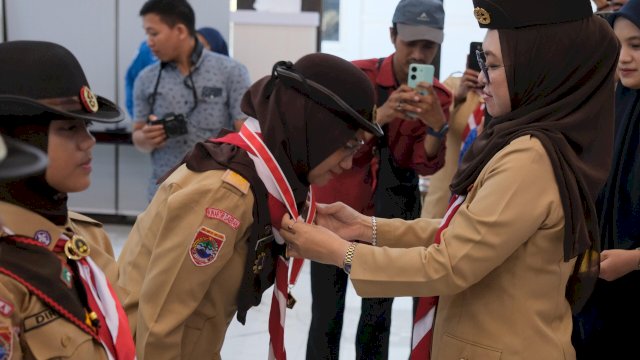 Bupati Gowa yang juga Ketua Mabicab dan Kwarcab Pramuka Gowa, Sitti Husniah Talenrang, saat melepas kontingen secara simbolik di Baruga Tinggimae, Rumah Jabatan Bupati Gowa, kemarin. (Dok. Humas Gowa) 