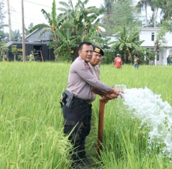 Saat Water Canon Turun ke Sawah, Polres Bulukumba Bantu Petani Hadapi Krisis Air
