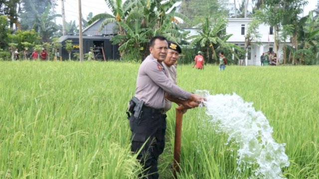 Sawah Kekeringan, Water Canon Polres Bulukumba Dikerahkan Bantu Selamatkan Tanaman Padi Warga. [IST]