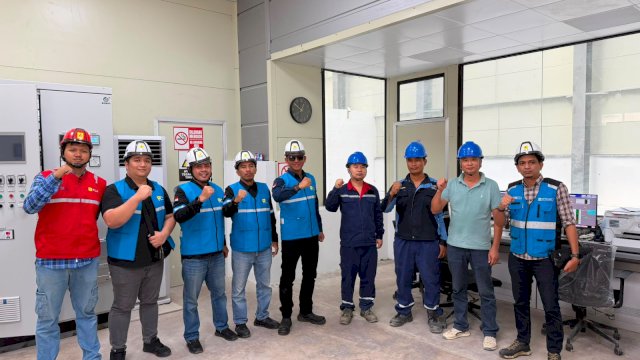 Petugas PLN di wilayah pembangunan PLTM Salu Noling berkapasitas 2&times;5 MW di Kabupaten Luwu, Sulawesi Selatan. (Dok. Humas PLN UIP Sulawesi) 