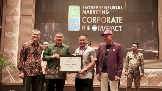 Kalla Land & Property meraih Penghargaan Corporate Entrepreneurial Marketing Award 2026 dalam rangkaian Makassar Marketing Festival (MMF) 2026, di Claro Hotel Makassar, kemarin. (Dok. Kalla Land & Property)