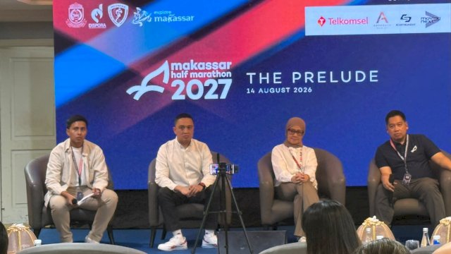 Race Director Makassar Half Marathon, Safrita Aryana (kedua kanan), dalam Prescon Survey Analisis Dampak Ekonomi MHM 2026, di Aryaduta Hotel Makassar, Jumat, (14/05/2026). (Dok. Istimewa) 